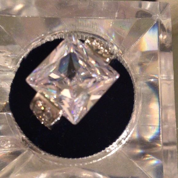 ⬇️Price Drop⬇️NWOT silver ring with large centre stone - Picture 3 of 10